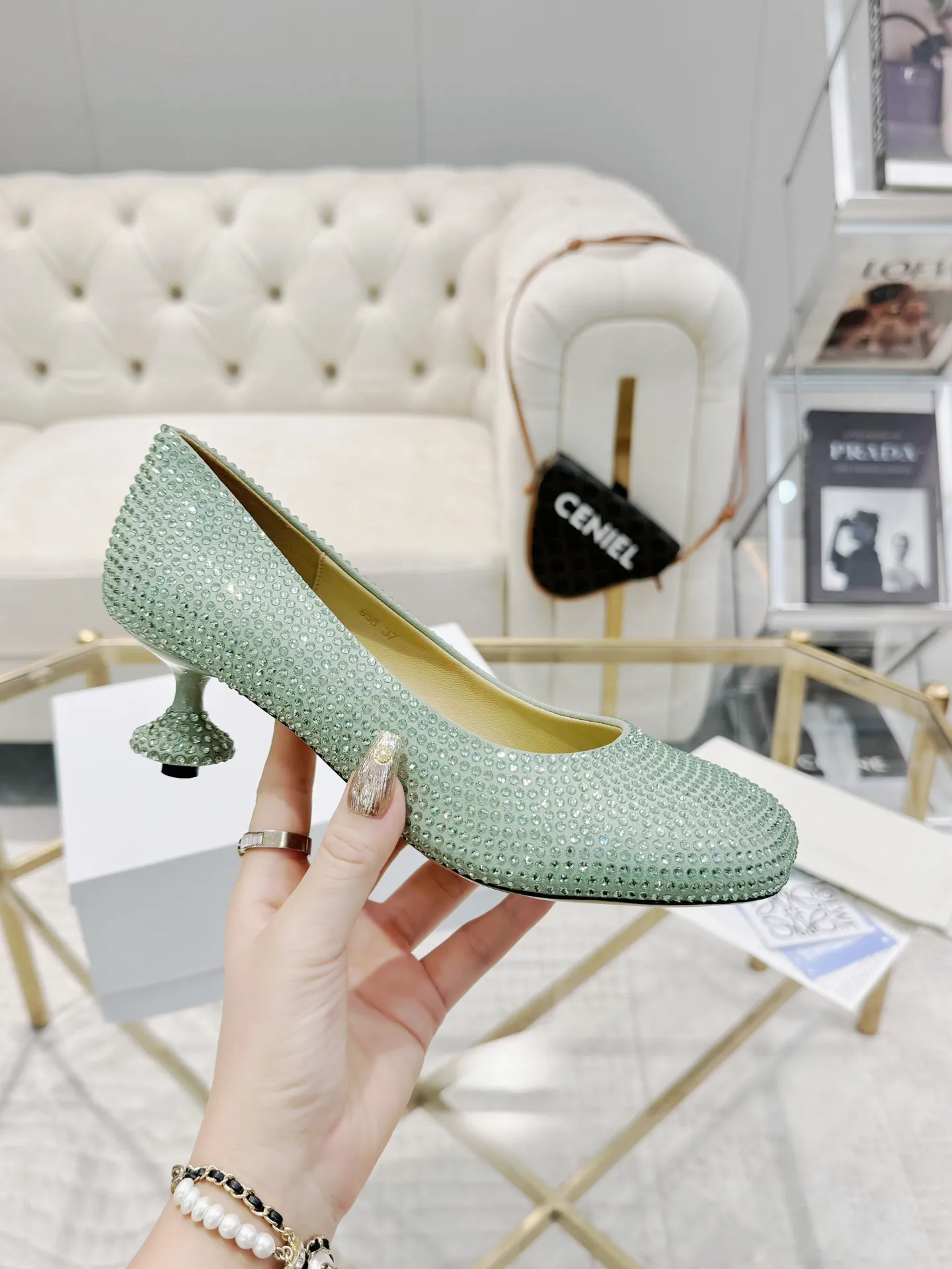👟👟Ex-factory price 660👟👟 LOEWE‼ ️ New arrival‼ ️Imported genuine leather sole Loewe 2024/aw early spring latest T stage colored diamond series catwalk style 😘😘😘 Upper: imported silk cloth lining: imported water-dyed sheepskin outsole: original molded injection molded leather outsole Heel: original molded 1:1 Heel height: 5.5cm Size: 35-39 (40/41/42/43 custom-made, non-refundable)